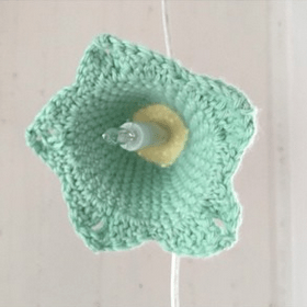 Virkade blommor som lampskärmar